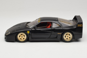 Ferrari F40 Preto com Rodas Douradas Bburago 1:18 3032-B2 Metal - imagem 4 de 8