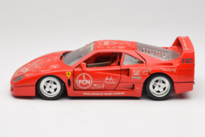Ferrari F40 Evoluzione FC Nürnberg Special Edition Vermelho Bburago 1:18 3042-FCN Metal - imagem 4 de 8