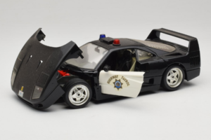 Ferrari F40 Highway Patrol Preto Branco Bburago 1:18 3022-H1 Metal - imagem 2 de 8