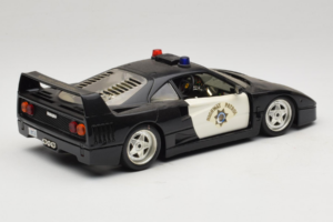 Ferrari F40 Highway Patrol Preto Branco Bburago 1:18 3022-H1 Metal - imagem 3 de 8