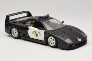Ferrari F40 Highway Patrol Preto Branco Bburago 1:18 3022-H1 Metal - imagem 6 de 8