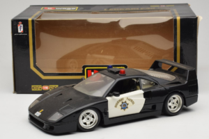 Ferrari F40 Highway Patrol Preto Branco Bburago 1:18 3022-H1 Metal - imagem 8 de 8