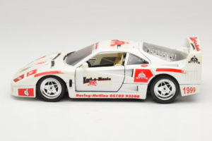 Ferrari F40 Kart-o-Mania Branco Bburago 1:18 3332-W3 Metal - imagem 4 de 8