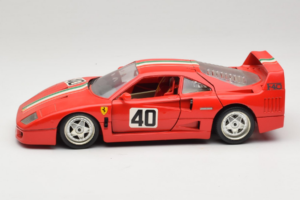 Ferrari F40 #40 Vermelho com Bandeira Italiana Bburago 1:18 3032-P1 Metal - imagem 4 de 8