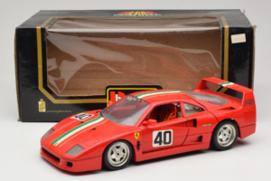 Ferrari F40 #40 Vermelho com Bandeira Italiana Bburago 1:18 3032-P1 Metal - imagem 8 de 8