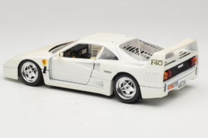 Ferrari F40 Branco Bburago 1:18 3332-W4 Metal - imagem 7 de 8