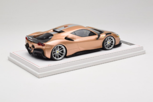 Ferrari SF90 Novitec Dourado Prateado Faixa IVY Merit 1:18 REMC028 Resina - imagem 3 de 7