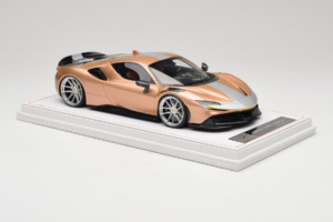 Ferrari SF90 Novitec Dourado Prateado Faixa IVY Merit 1:18 REMC028 Resina - imagem 4 de 7