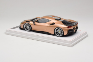 Ferrari SF90 Novitec Dourado Prateado Faixa IVY Merit 1:18 REMC028 Resina - imagem 5 de 7