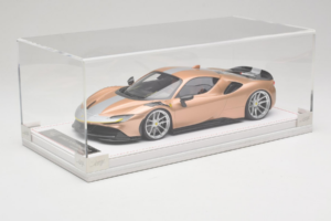Ferrari SF90 Novitec Dourado Prateado Faixa IVY Merit 1:18 REMC028 Resina - imagem 6 de 7