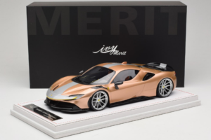 Ferrari SF90 Novitec Dourado Prateado Faixa IVY Merit 1:18 REMC028 Resina - imagem 7 de 7