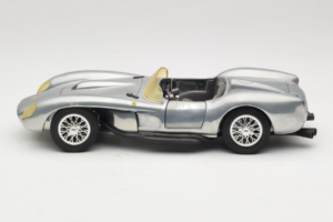 Ferrari Testa Rossa Chrome Silver Hot Wheels 1:18 25737 Metal - imagem 4 de 8