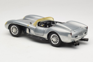 Ferrari Testa Rossa Chrome Silver Hot Wheels 1:18 25737 Metal - imagem 7 de 8