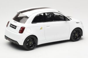 Abarth 500e Branco IXO 1:18 MCG18497 Metal - imagem 2 de 6