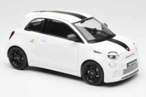 Abarth 500e Branco IXO 1:18 MCG18497 Metal - imagem 4 de 6