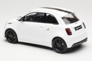 Abarth 500e Branco IXO 1:18 MCG18497 Metal - imagem 5 de 6