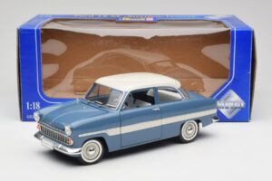 Ford Taunus 12M P2 Azul Riscas Revell 1:18 08880-M1 Metal - imagem 8 de 8