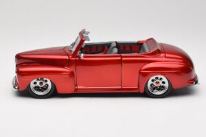 Ford Cabriolet Red Metallic Road Signature 1:18 30028 Metal - imagem 4 de 8