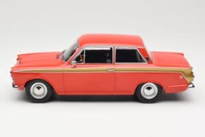 Ford Cortina Lotus Red & Gold Stripe MCG 1:18 MCG18532 Metal - imagem 3 de 6