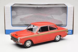 Ford Cortina Lotus Red & Gold Stripe MCG 1:18 MCG18532 Metal - imagem 6 de 6