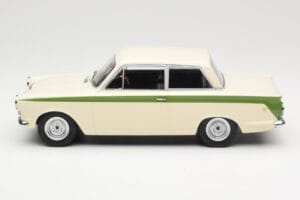 Ford Cortina Lotus White & Green Stripe MCG 1:18 MCG18434 Metal - imagem 3 de 6