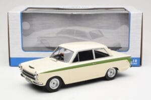 Ford Cortina Lotus White & Green Stripe MCG 1:18 MCG18434 Metal - imagem 6 de 6