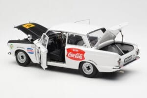Ford Cortina Mk1 #3 P. Hughes / B. Young African Safari Rally 1964 AUTOart 1:18 86428 Metal - imagem 5 de 8