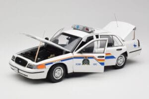 Ford Crown Victoria RCMP Police Car AUTOart 1:18 72706 Metal - imagem 2 de 8