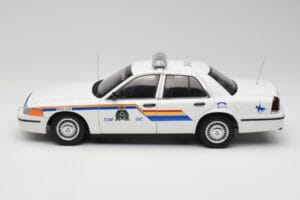 Ford Crown Victoria RCMP Police Car AUTOart 1:18 72706 Metal - imagem 4 de 8