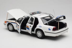Ford Crown Victoria RCMP Police Car AUTOart 1:18 72706 Metal - imagem 5 de 8