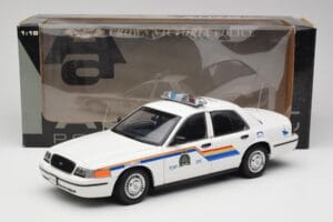 Ford Crown Victoria RCMP Police Car AUTOart 1:18 72706 Metal - imagem 8 de 8