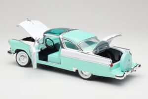 Ford Crown Victoria Seafoam Verde & Branco Road Legends 1:18 92138 Metal - imagem 4 de 7