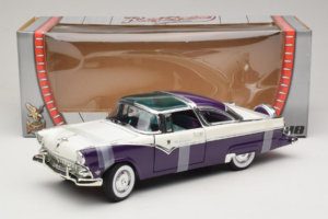 Ford Crown Victoria Branco Roxo Road Signature 1:18 92138-P1 Metal - imagem 6 de 6