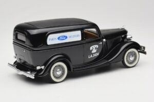 Ford Delivery Truck Ford Parts Preto Solido 1:18 8417 Metal - imagem 2 de 8