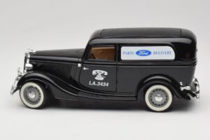 Ford Delivery Truck Ford Parts Preto Solido 1:18 8417 Metal - imagem 4 de 8