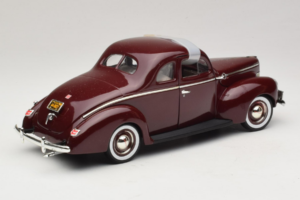 Ford Deluxe Coupe Vermelho Escuro ERTL 1:18 7936 Metal - imagem 3 de 7