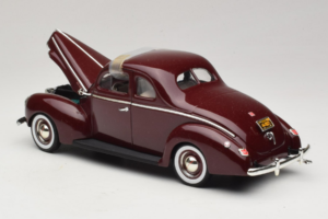 Ford Deluxe Coupe Vermelho Escuro ERTL 1:18 7936 Metal - imagem 5 de 7