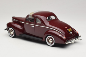 Ford Deluxe Coupe Vermelho Escuro ERTL 1:18 7936 Metal - imagem 6 de 7