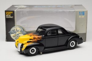 Ford Deluxe Hot Rod Preto Universal Hobbies 1:18 6002 Metal - imagem 8 de 8