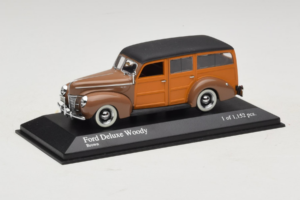 Ford DeLuxe Woody Station Wagon Castanho Minichamps 1:43 400082111 Metal - imagem 2 de 4