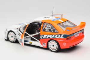 Ford Escort RS Cosworth Repsol #5 C. Sainz / L. Moya RAC Rally 1997 UT Models 1:18 39750 Metal - imagem 5 de 8