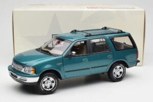 Ford Expedition XLT Verde Metalizado UT Models 1:18 22717 Metal - imagem 8 de 8