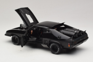 Ford Falcon XB Interceptor Mad Max 2 The Road Warrior AUTOart 1:18 72745 Metal - imagem 5 de 8