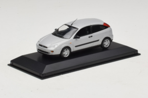 Ford Focus Mk1 3-Door Prata Minichamps 1:43 FOCUS005 Metal - imagem 2 de 5