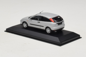 Ford Focus Mk1 3-Door Prata Minichamps 1:43 FOCUS005 Metal - imagem 3 de 5