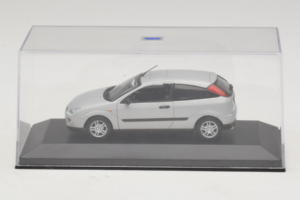 Ford Focus Mk1 3-Door Prata Minichamps 1:43 FOCUS005 Metal - imagem 4 de 5