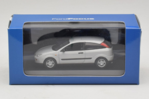 Ford Focus Mk1 3-Door Prata Minichamps 1:43 FOCUS005 Metal - imagem 5 de 5