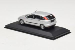 Ford Focus Mk1 Prateado Minichamps 1:43 FOCUS006 Metal - imagem 3 de 4
