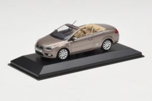 Ford Focus Mk2 CC Cinzento Minichamps 1:43 FORD005 Metal - imagem 2 de 4