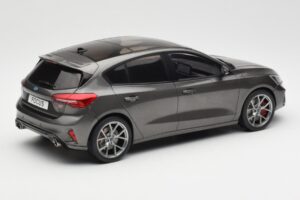 Ford Focus ST Mk4 Cinzento MCG 1:18 MCG18454 Metal - imagem 2 de 6